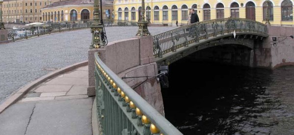 Мало-Конюшенныи и Театральный мосты